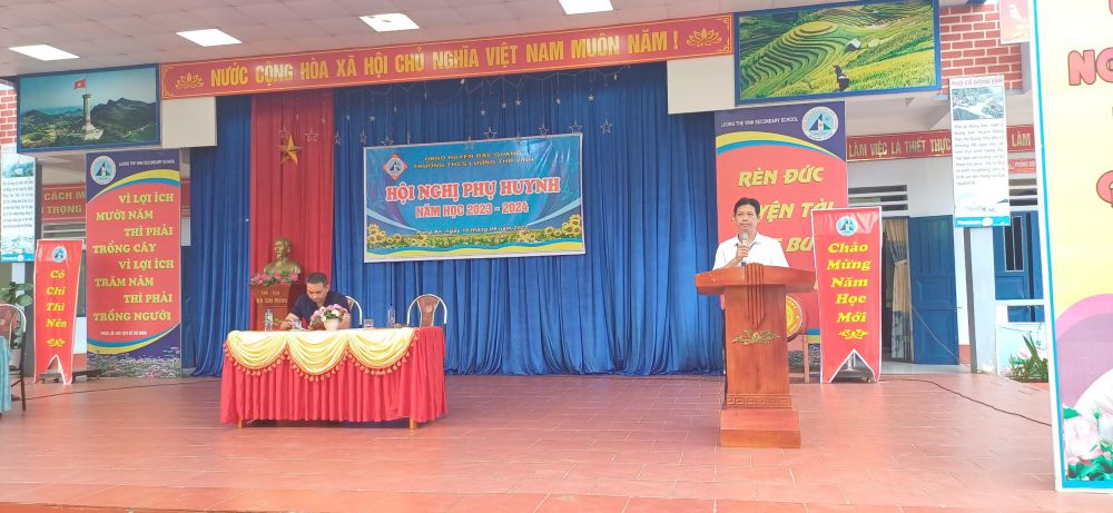 Thầy giáo Vũ Ngọc Hân - Hiệu trưởng nhà trường báo cáo thành tích hoạt động năm học 2022-2023